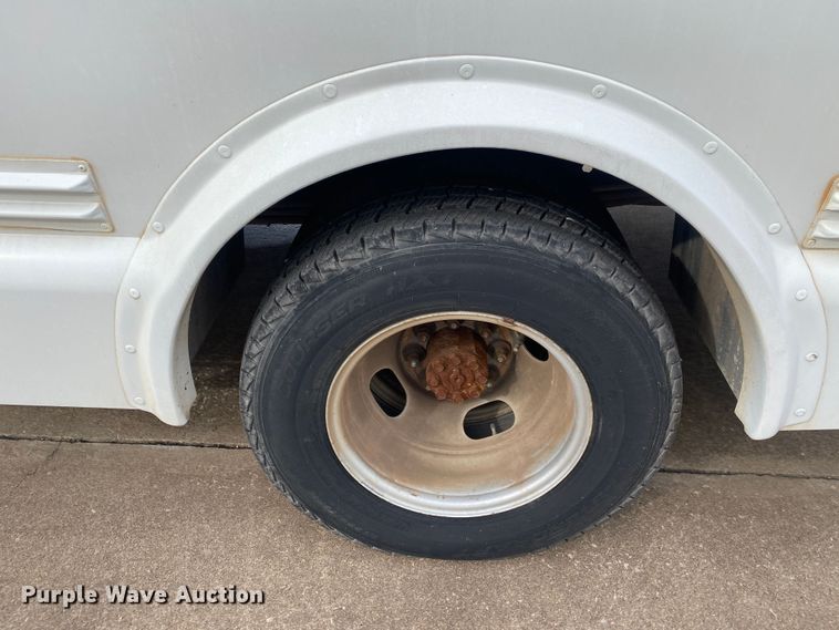 image for item DN8206 2005 Chevrolet Express  shuttle bus