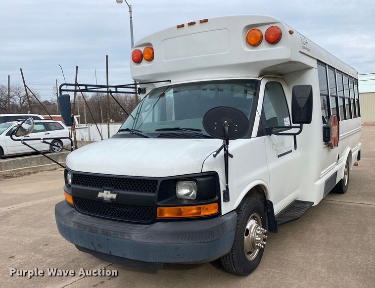 image for item DN8207 2005 Chevrolet Express  shuttle bus