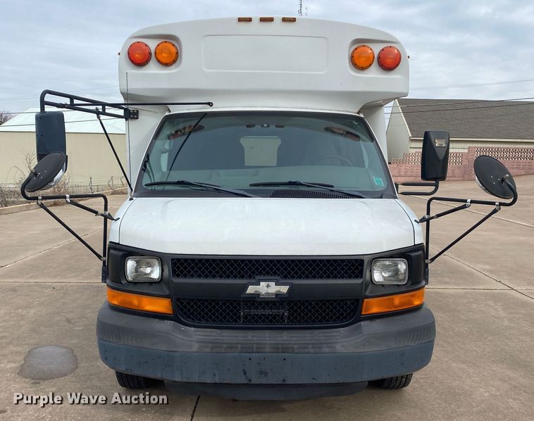 image for item DN8207 2005 Chevrolet Express  shuttle bus
