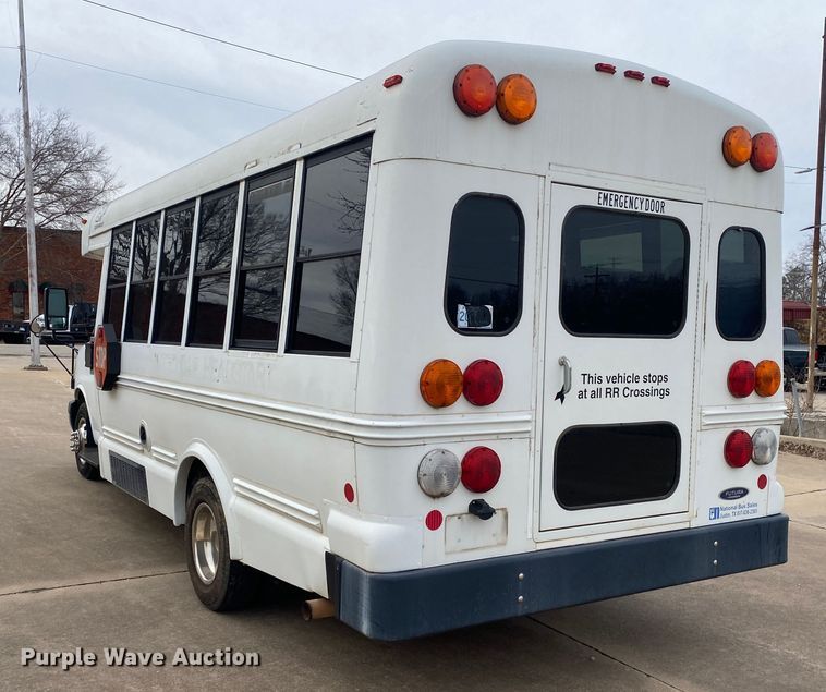 image for item DN8207 2005 Chevrolet Express  shuttle bus