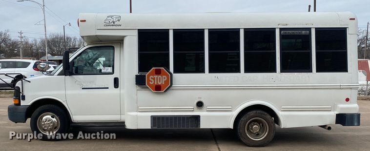 image for item DN8207 2005 Chevrolet Express  shuttle bus