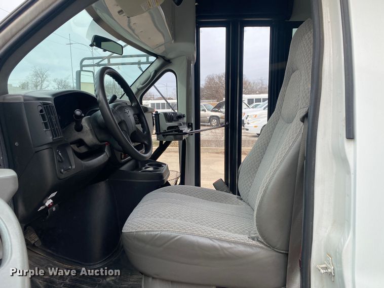 image for item DN8207 2005 Chevrolet Express  shuttle bus