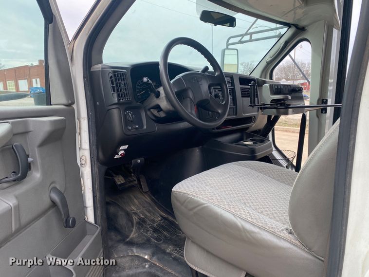 image for item DN8207 2005 Chevrolet Express  shuttle bus