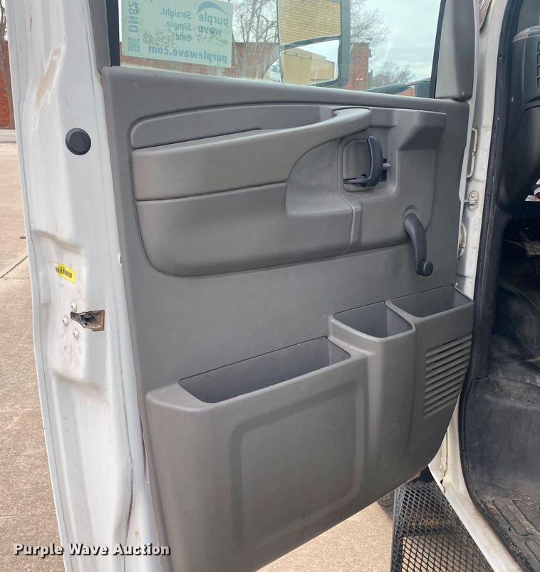 image for item DN8207 2005 Chevrolet Express  shuttle bus