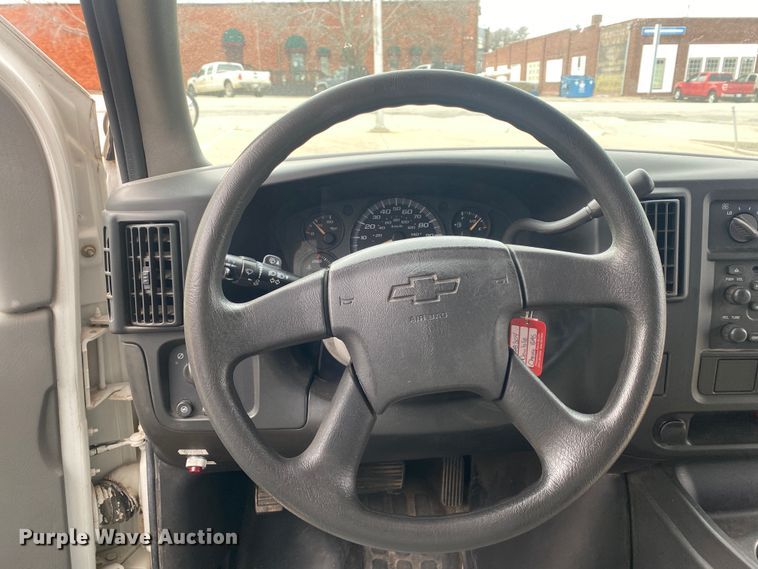 image for item DN8207 2005 Chevrolet Express  shuttle bus