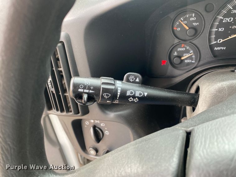 image for item DN8207 2005 Chevrolet Express  shuttle bus