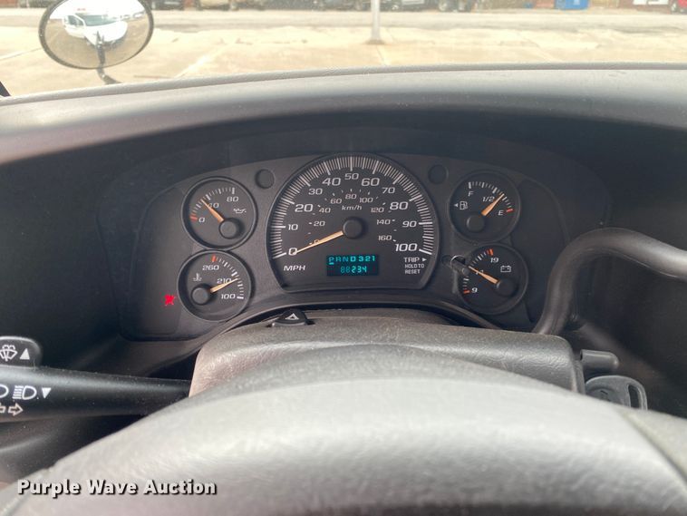 image for item DN8207 2005 Chevrolet Express  shuttle bus