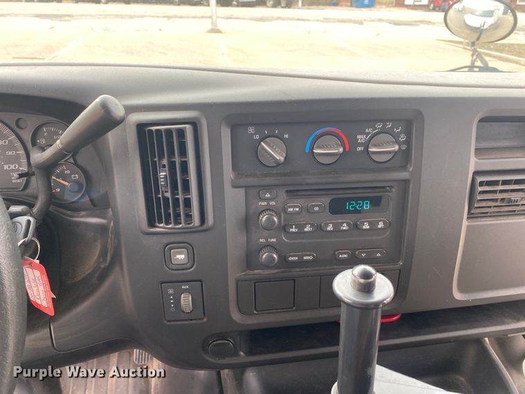 image for item DN8207 2005 Chevrolet Express  shuttle bus