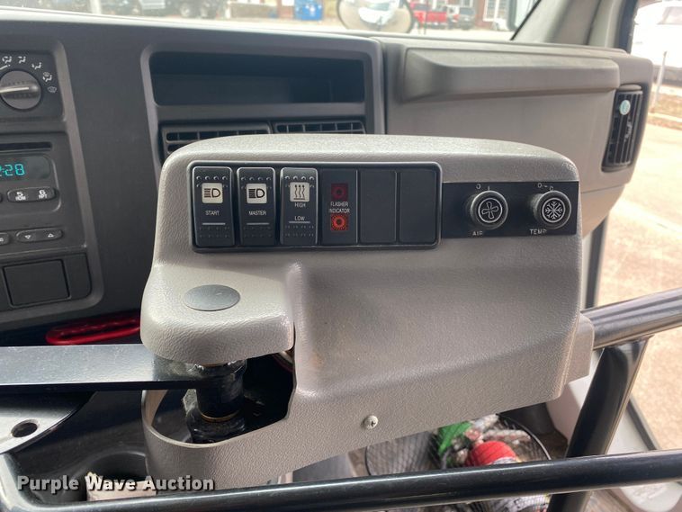 image for item DN8207 2005 Chevrolet Express  shuttle bus