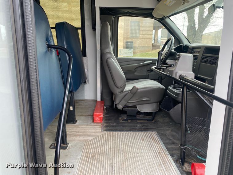 image for item DN8207 2005 Chevrolet Express  shuttle bus