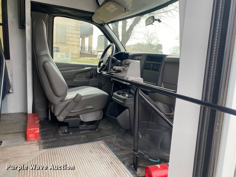 image for item DN8207 2005 Chevrolet Express  shuttle bus