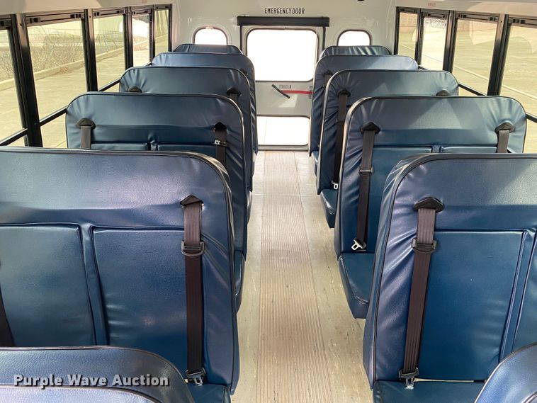 image for item DN8207 2005 Chevrolet Express  shuttle bus