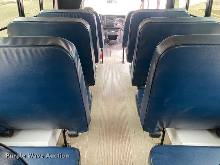 image for item DN8207 2005 Chevrolet Express  shuttle bus