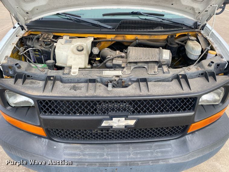 image for item DN8207 2005 Chevrolet Express  shuttle bus