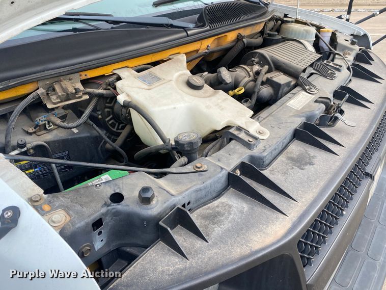 image for item DN8207 2005 Chevrolet Express  shuttle bus