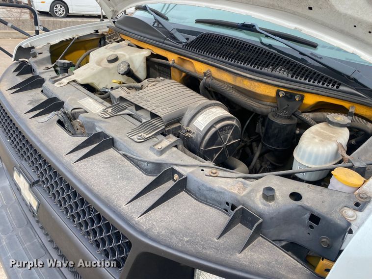 image for item DN8207 2005 Chevrolet Express  shuttle bus