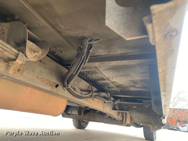 image for item DN8207 2005 Chevrolet Express  shuttle bus