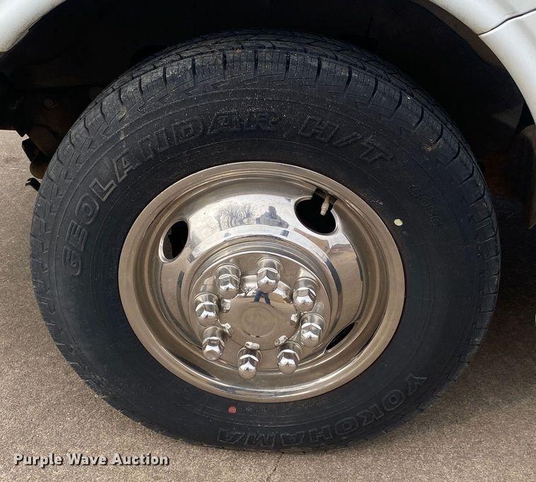 image for item DN8207 2005 Chevrolet Express  shuttle bus