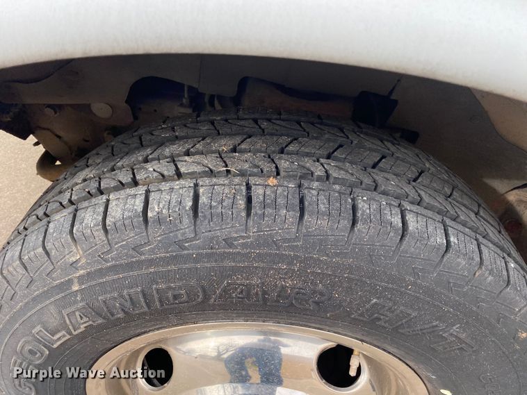 image for item DN8207 2005 Chevrolet Express  shuttle bus