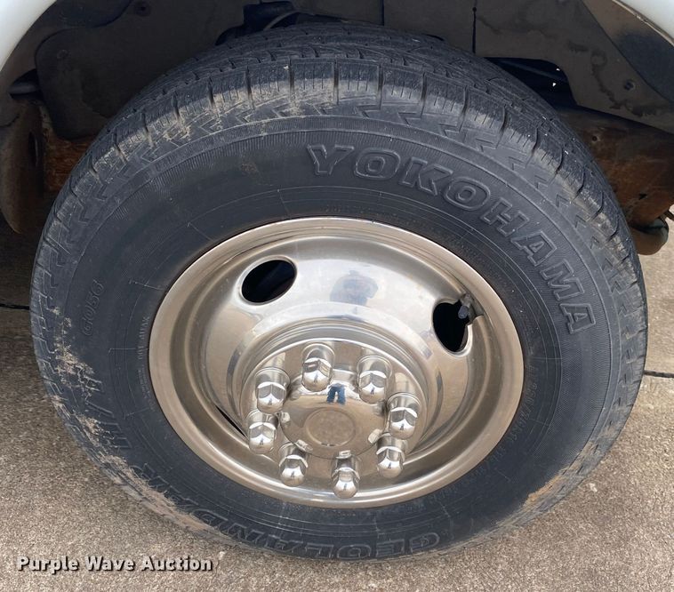 image for item DN8207 2005 Chevrolet Express  shuttle bus