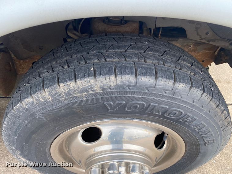 image for item DN8207 2005 Chevrolet Express  shuttle bus