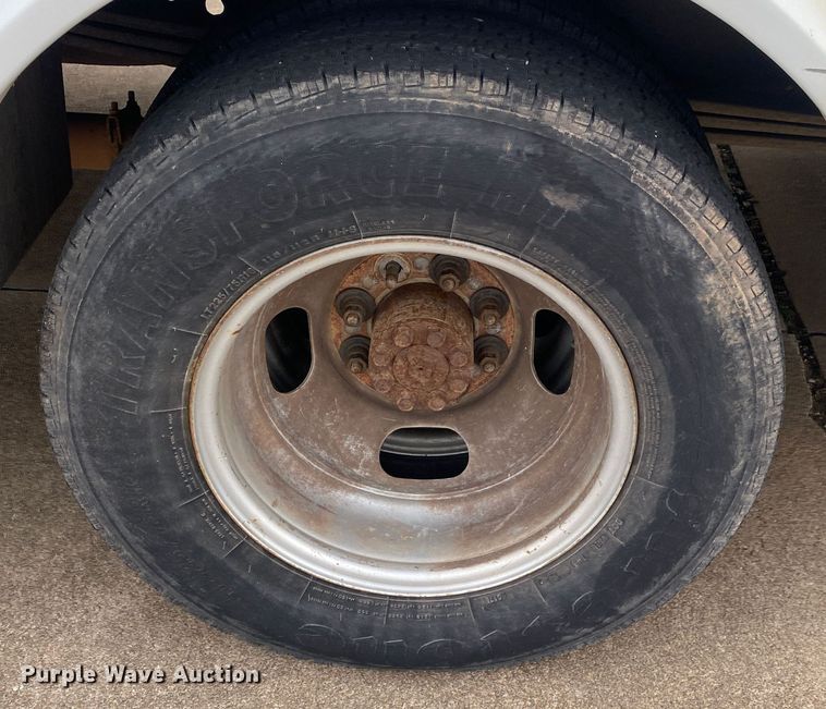 image for item DN8207 2005 Chevrolet Express  shuttle bus