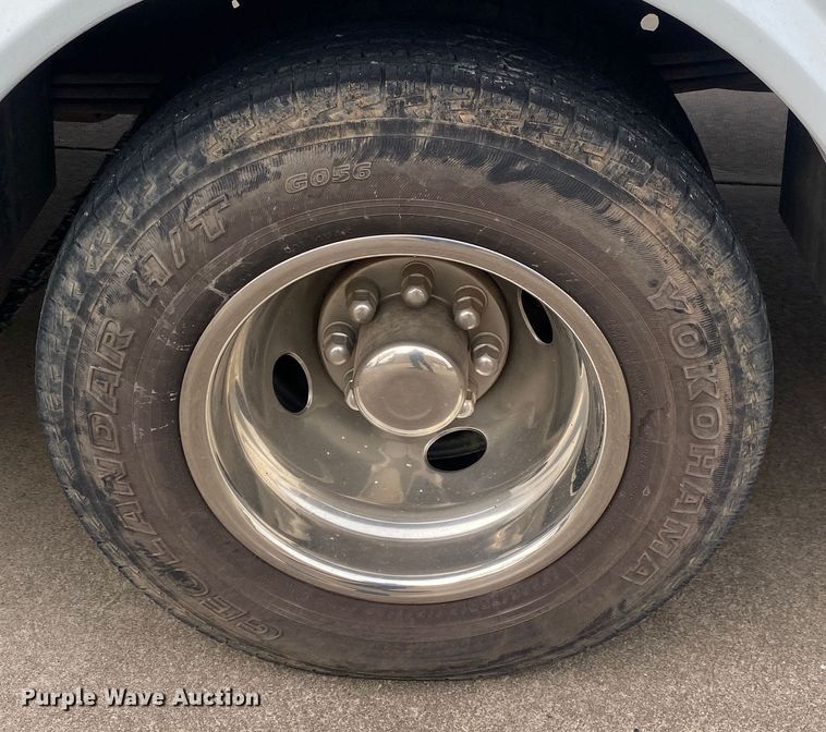 image for item DN8207 2005 Chevrolet Express  shuttle bus