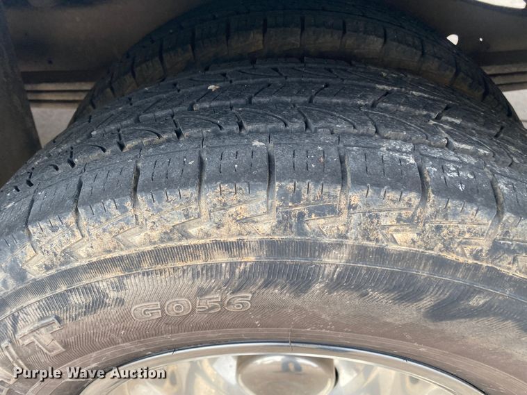 image for item DN8207 2005 Chevrolet Express  shuttle bus