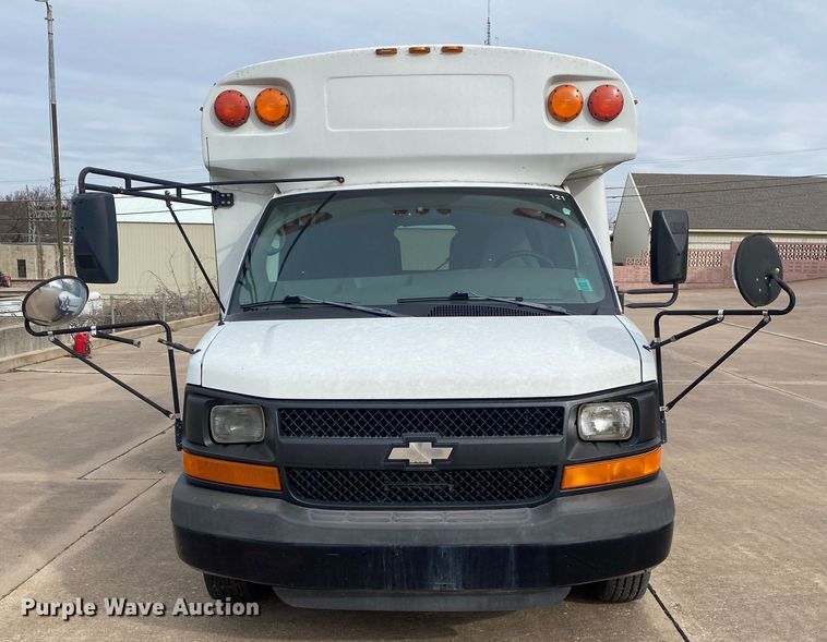 image for item DN8208 2005 Chevrolet Express  shuttle bus