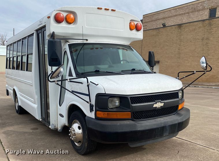 image for item DN8208 2005 Chevrolet Express  shuttle bus