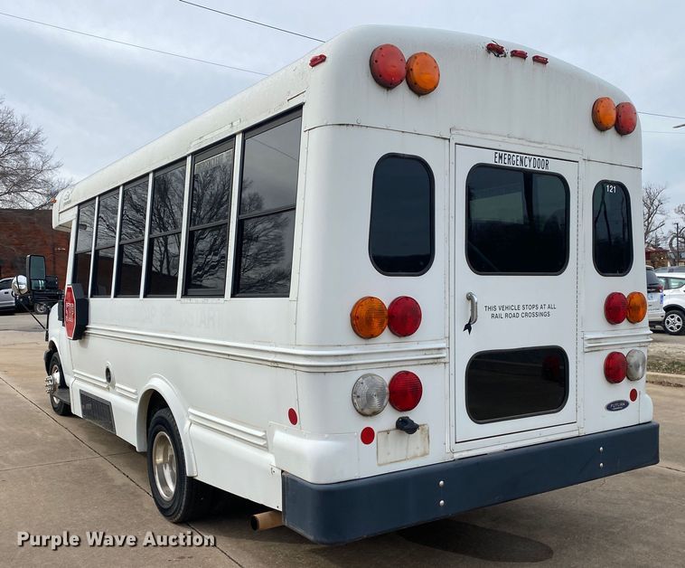 image for item DN8208 2005 Chevrolet Express  shuttle bus