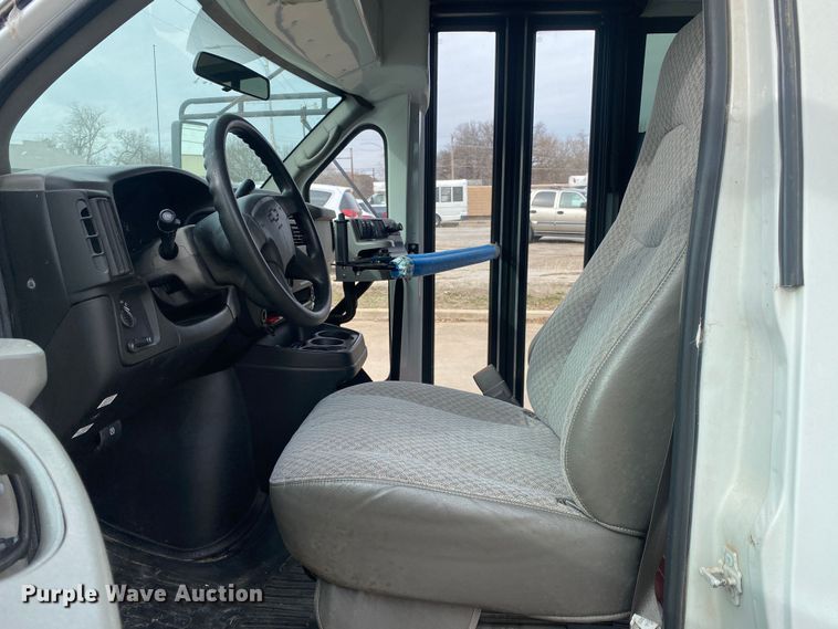 image for item DN8208 2005 Chevrolet Express  shuttle bus