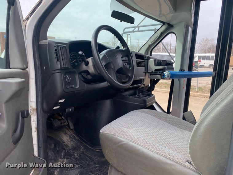 image for item DN8208 2005 Chevrolet Express  shuttle bus