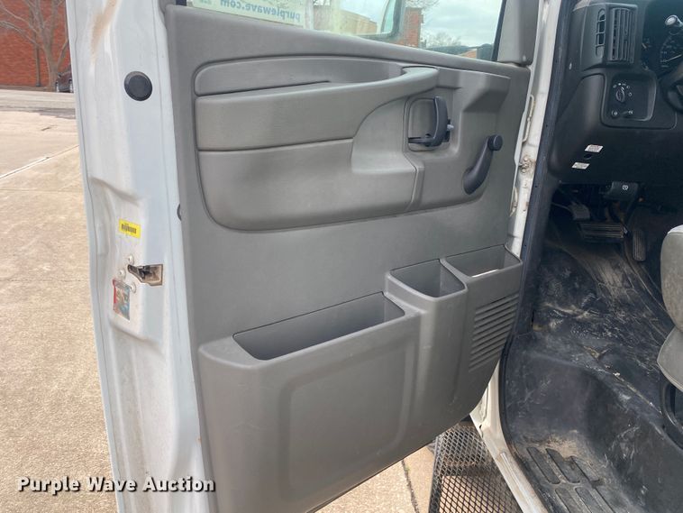 image for item DN8208 2005 Chevrolet Express  shuttle bus