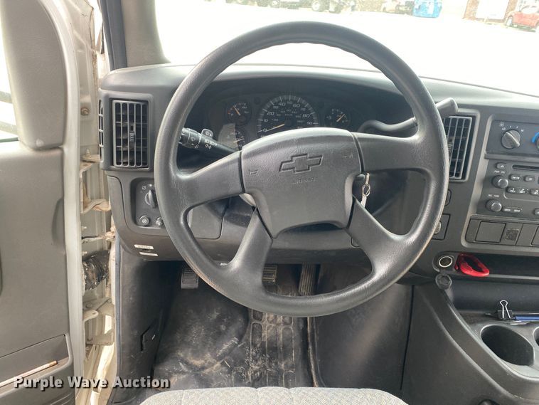 image for item DN8208 2005 Chevrolet Express  shuttle bus