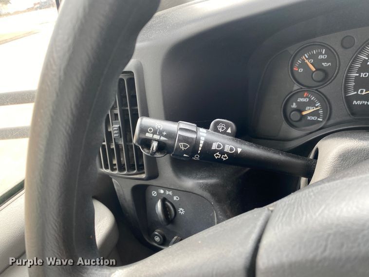 image for item DN8208 2005 Chevrolet Express  shuttle bus