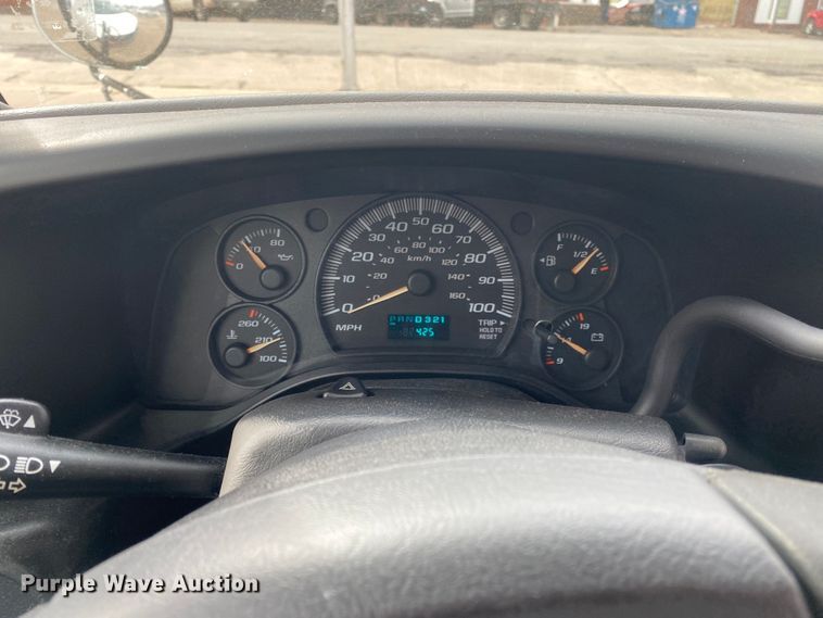 image for item DN8208 2005 Chevrolet Express  shuttle bus