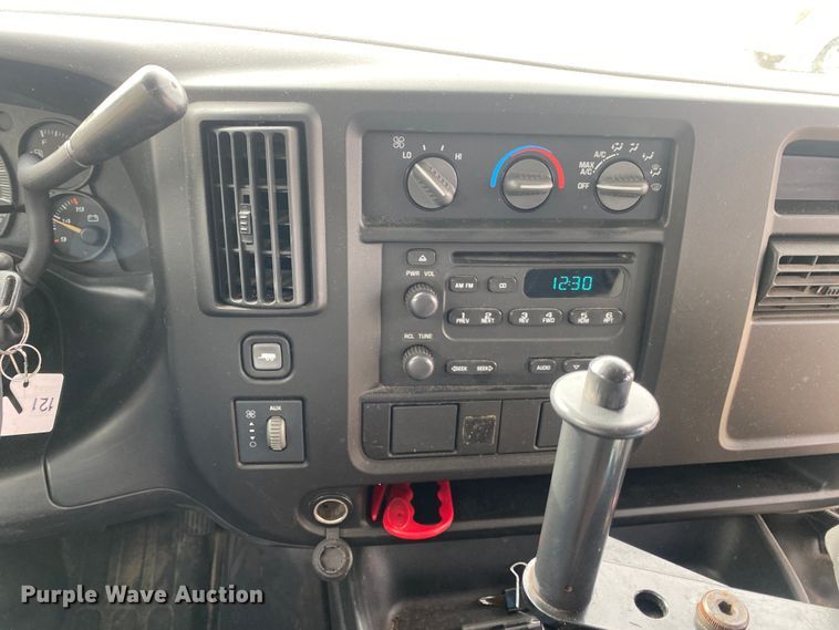 image for item DN8208 2005 Chevrolet Express  shuttle bus