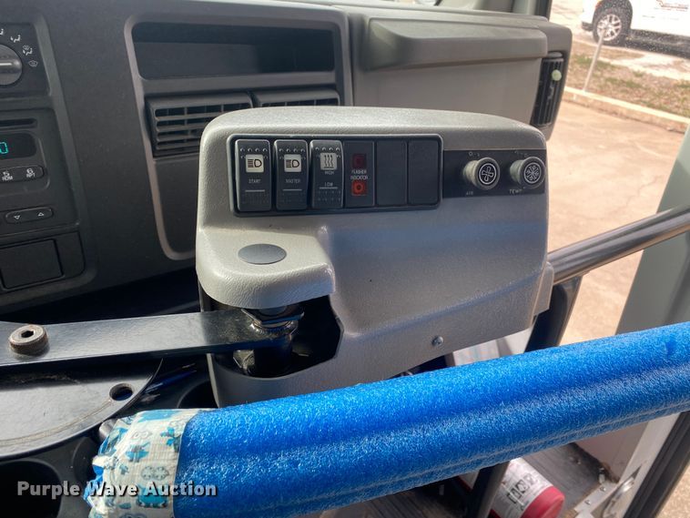 image for item DN8208 2005 Chevrolet Express  shuttle bus