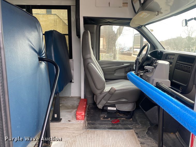 image for item DN8208 2005 Chevrolet Express  shuttle bus