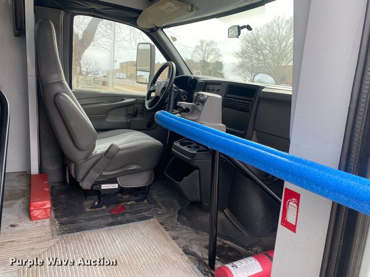 image for item DN8208 2005 Chevrolet Express  shuttle bus