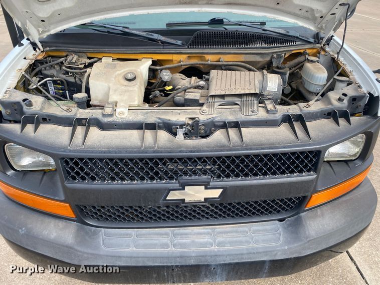 image for item DN8208 2005 Chevrolet Express  shuttle bus