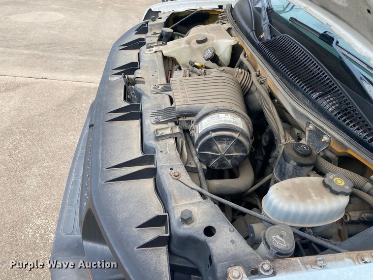 image for item DN8208 2005 Chevrolet Express  shuttle bus