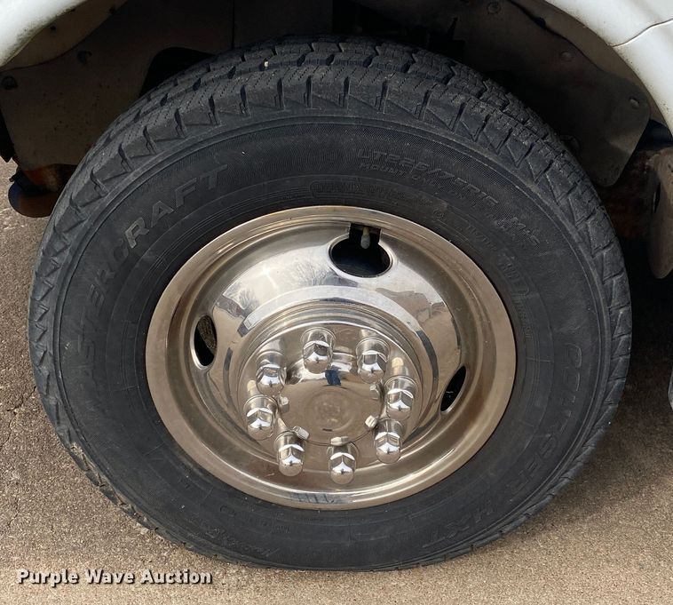 image for item DN8208 2005 Chevrolet Express  shuttle bus