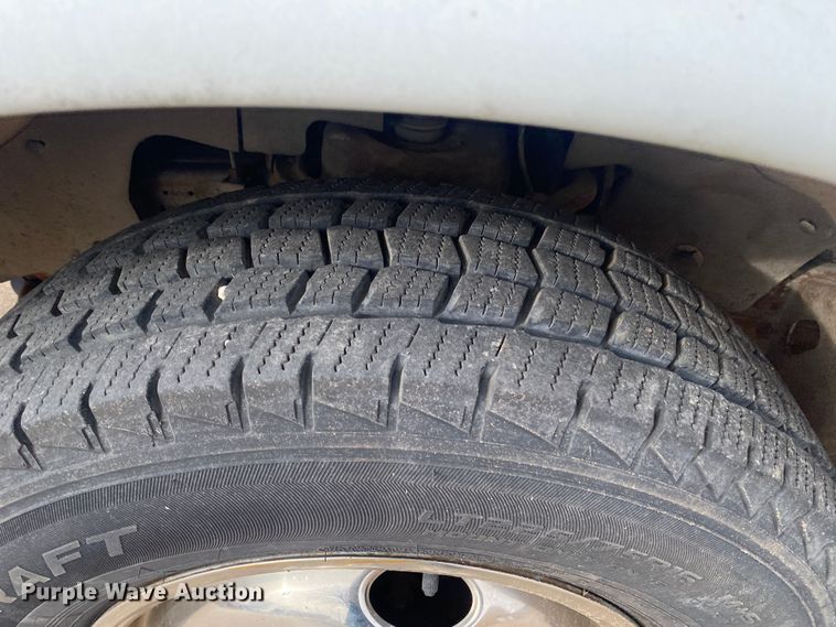 image for item DN8208 2005 Chevrolet Express  shuttle bus