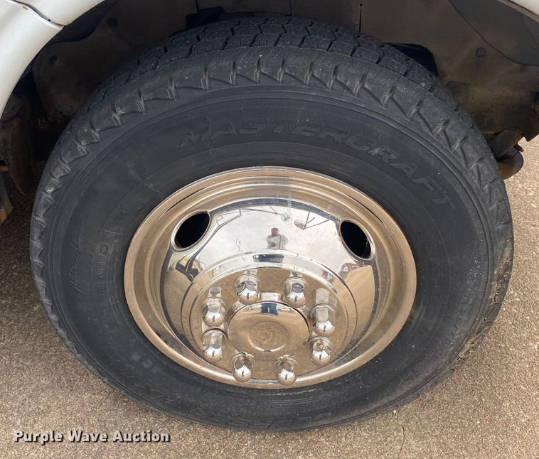 image for item DN8208 2005 Chevrolet Express  shuttle bus