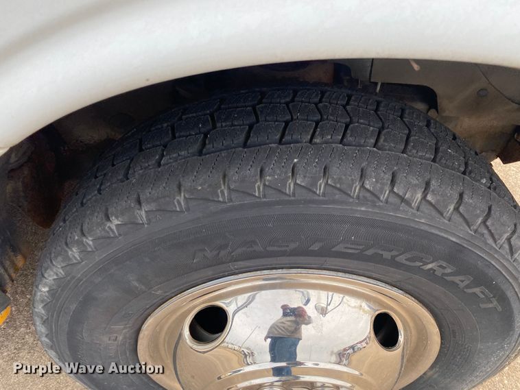 image for item DN8208 2005 Chevrolet Express  shuttle bus