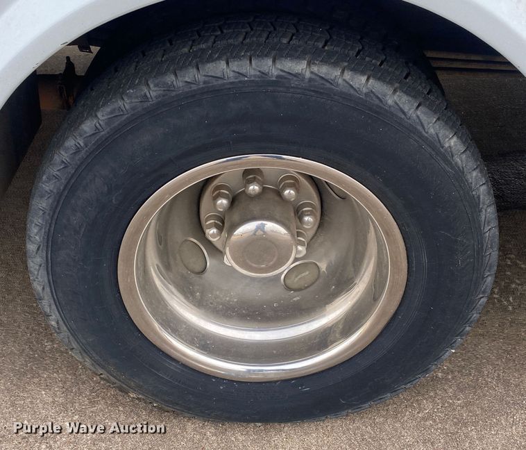 image for item DN8208 2005 Chevrolet Express  shuttle bus