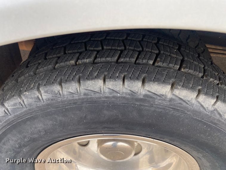 image for item DN8208 2005 Chevrolet Express  shuttle bus