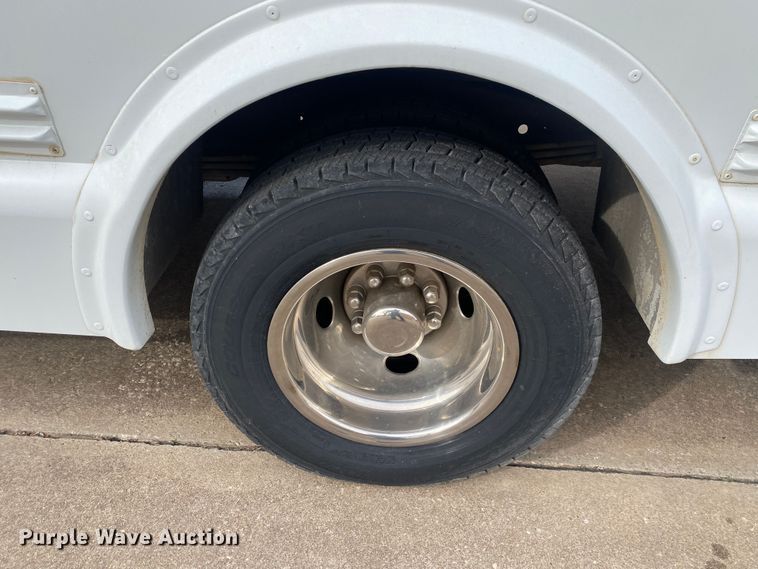 image for item DN8208 2005 Chevrolet Express  shuttle bus